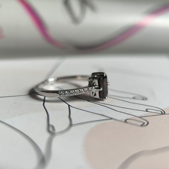 Срібна каблучка з гранатом 1.302ct