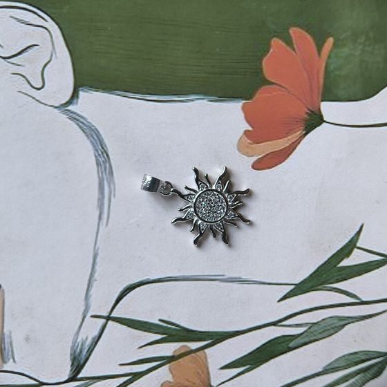 Silver pendant with phianites
