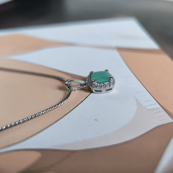 Silver pendant with 0.666ct emerald