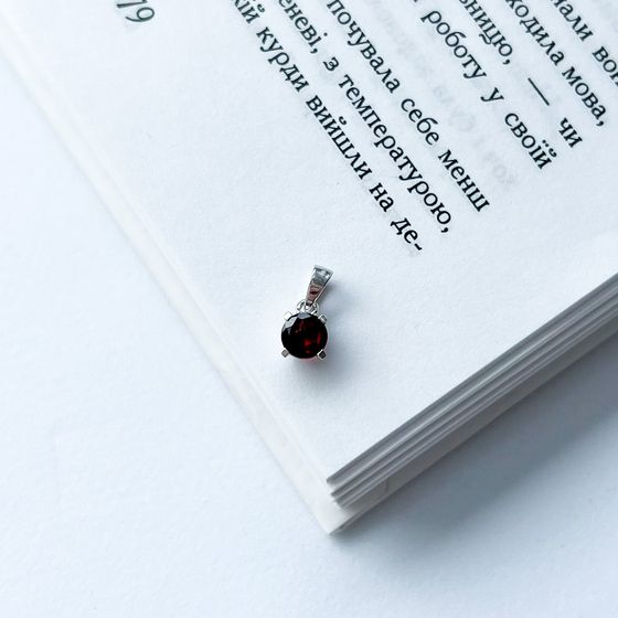 Silver pendant with a 0.625-carat garnet