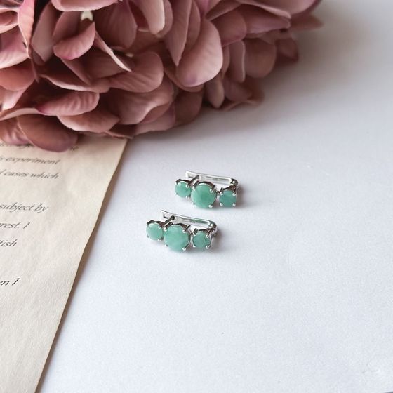 Silver earrings with a 4.557-carat emerald