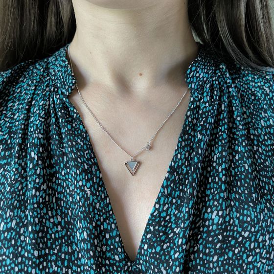 Silver necklace with mother-of-pearl