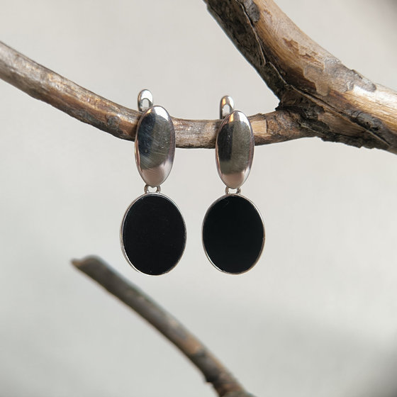 Silver earrings with onyx