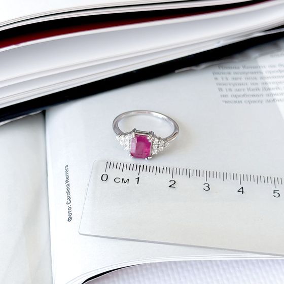 Срібна каблучка з рубіном 2.511ct, фіанітами