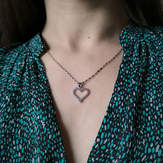Silver pendant with cubic zirconia