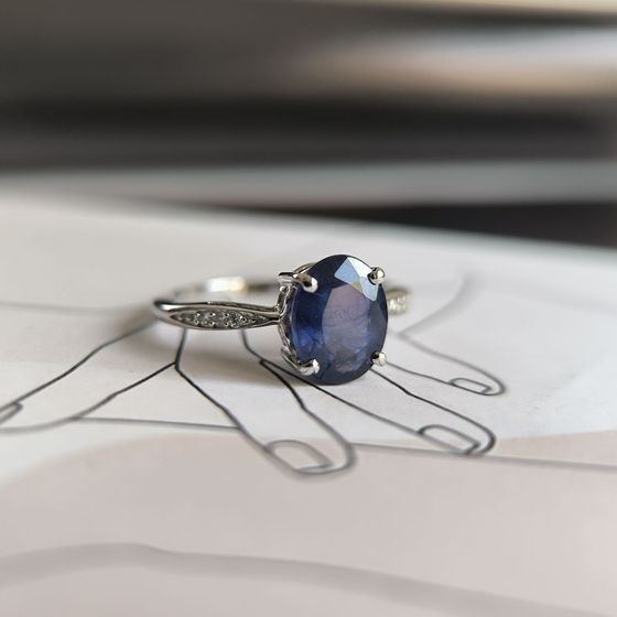 Срібна каблучка з сапфіром, фіанітами