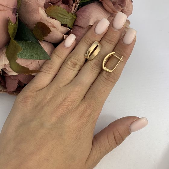 Gold earrings without stones