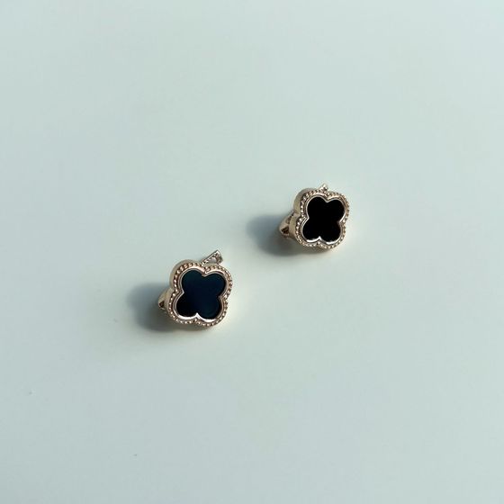 Gold earrings with onyx