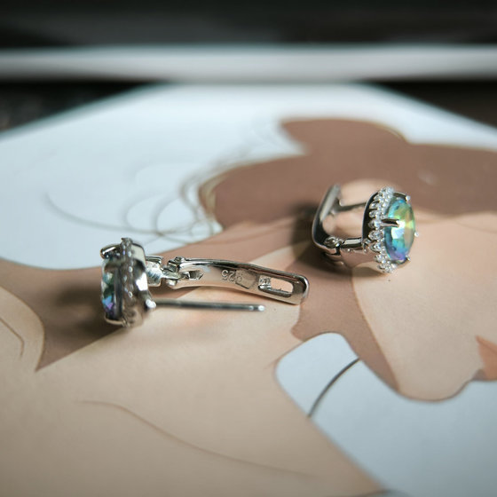 Серебряные серьги с мистик топазом 2.213ct, фианитами