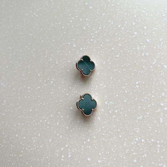 Gold earrings with malachite