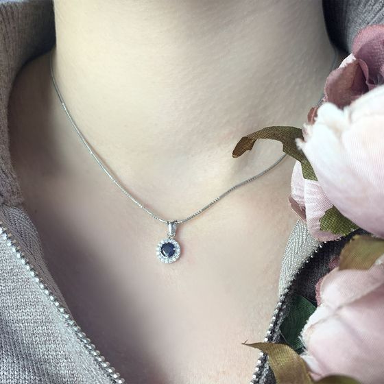 Silver Pendant with a 0.935-carat Sapphire