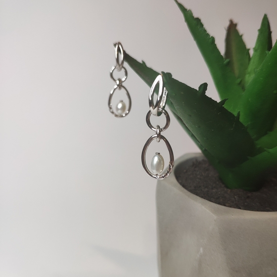 Silver earrings with baroque pearls