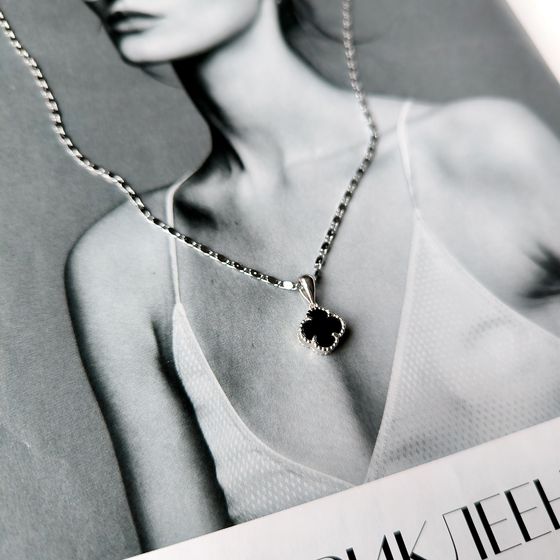 Silver pendant with onyx