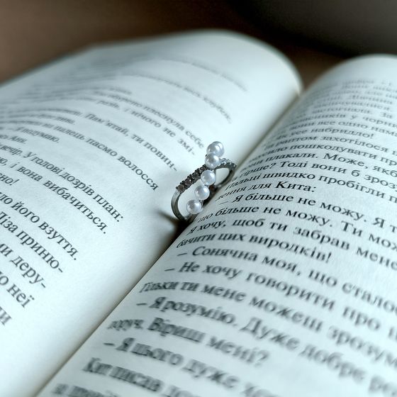 Silver ring with pearls, fianites