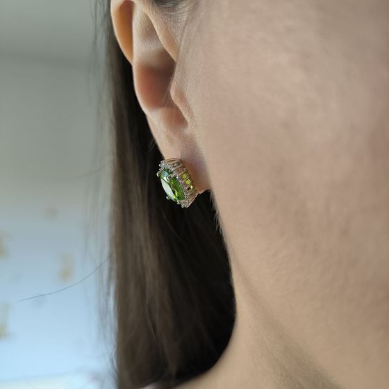 Silver earrings with chrysolite