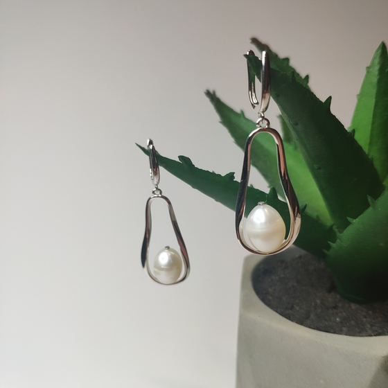 Silver earrings with pearls