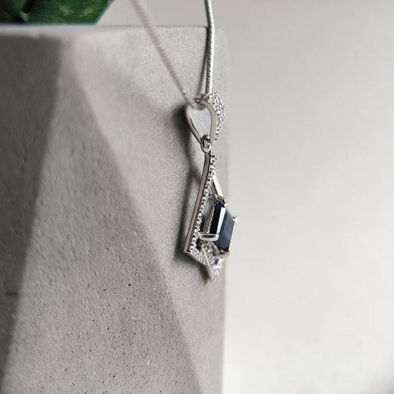 Silver pendant with 1.859ct sapphire, cubic zirconia