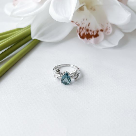 Срібна каблучка з топазом Лондон Блю 1.938ct, фіанітами