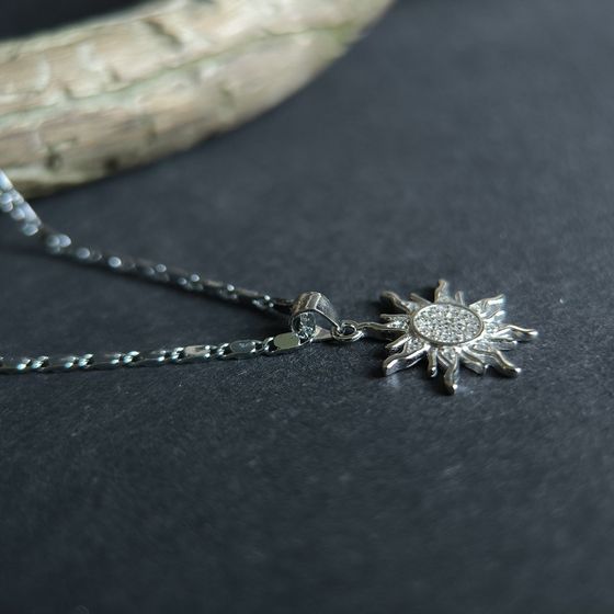 Silver pendant with phianites