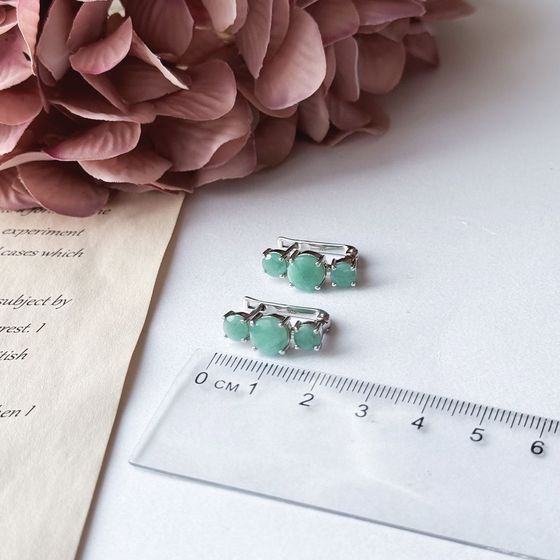 Silver earrings with a 4.557-carat emerald