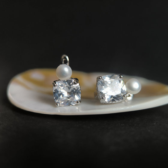 Silver earrings with pearls and cubic zirconia