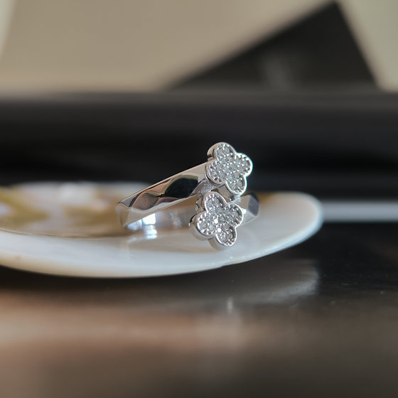 Sterling silver ring with 0.32ct fianites