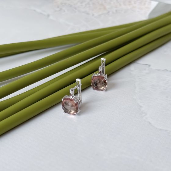 Silver earrings with 5.465 carats of sultanite
