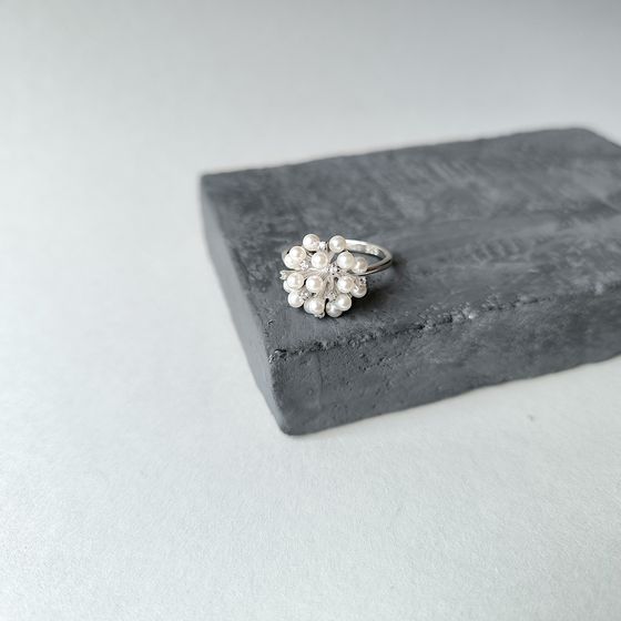 Silver ring with pearls, fianites