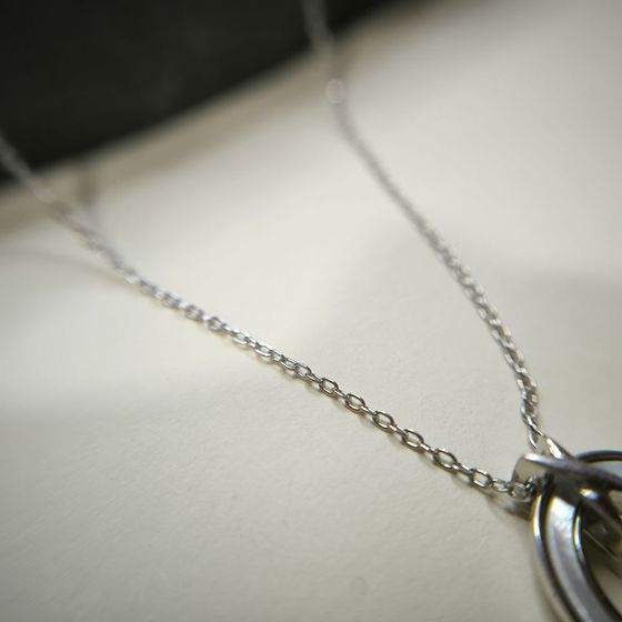 Silver necklace with mother-of-pearl