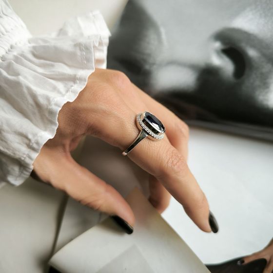 Срібна каблучка з сапфіром 5.835ct, фіанітами