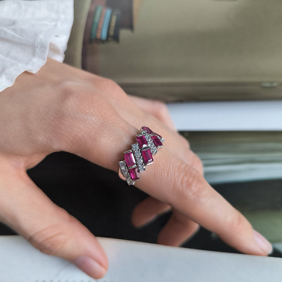 Срібна каблучка з рубіном 5.59ct, фіанітами