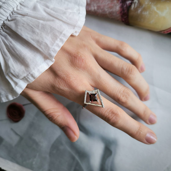 Silver ring with garnet 1.555ct