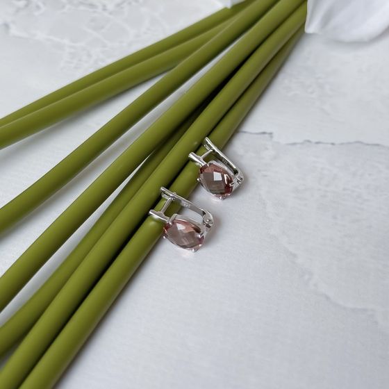Silver earrings with 5.372 carats of sultanite