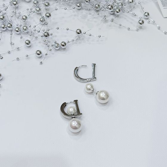 Silver earrings with pearls