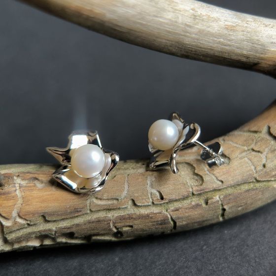 Silver earrings with pearls