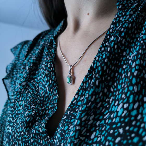 Silver pendant with 1.56ct emerald