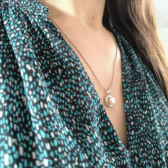 Silver pendant with pearls
