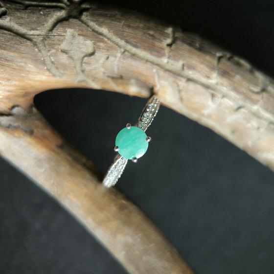 Silver ring with a 1.156-carat emerald