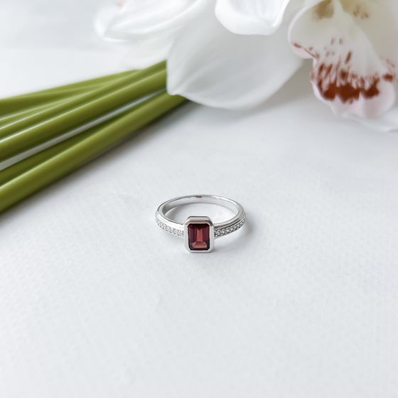 Silver ring with a 1.383-carat garnet