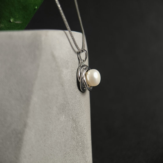 Silver pendant with pearls