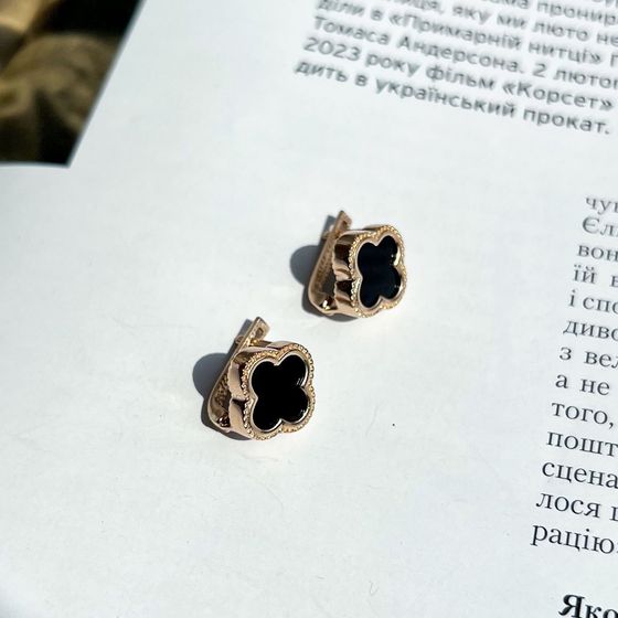 Gold earrings with onyx