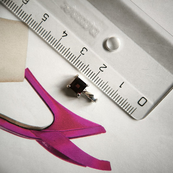 Silver pendant with a 0.923-carat garnet