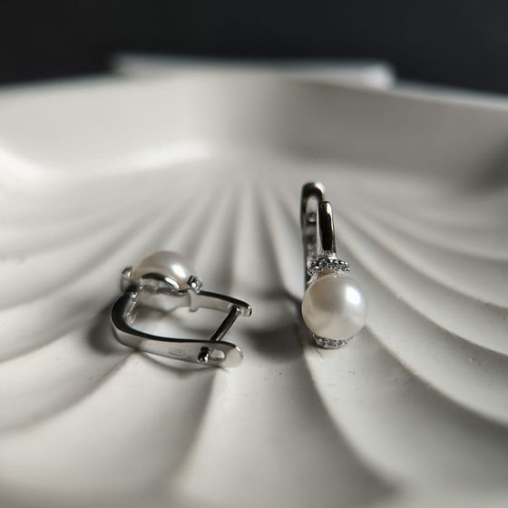 Silver earrings with pearls