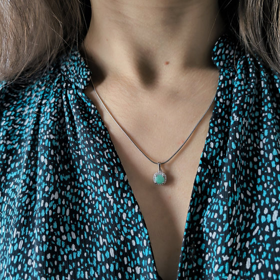 Silver pendant with 0.666ct emerald