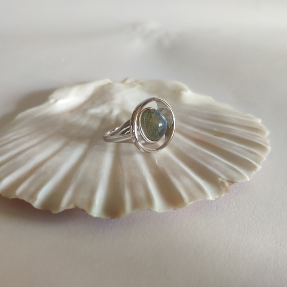 Silver ring with 2.825ct