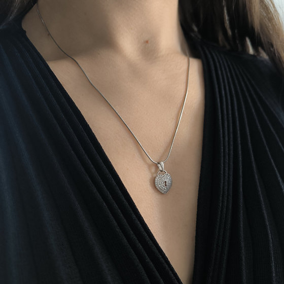 Silver pendant with cubic zirconia