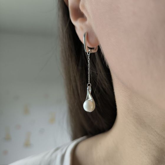 Silver earrings with pearls