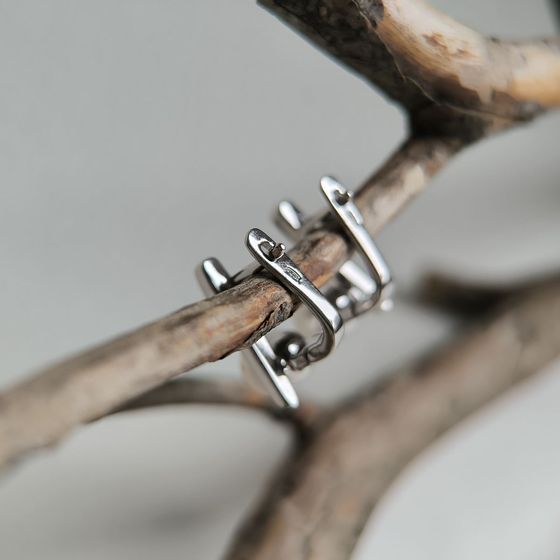 Silver earrings with pearls