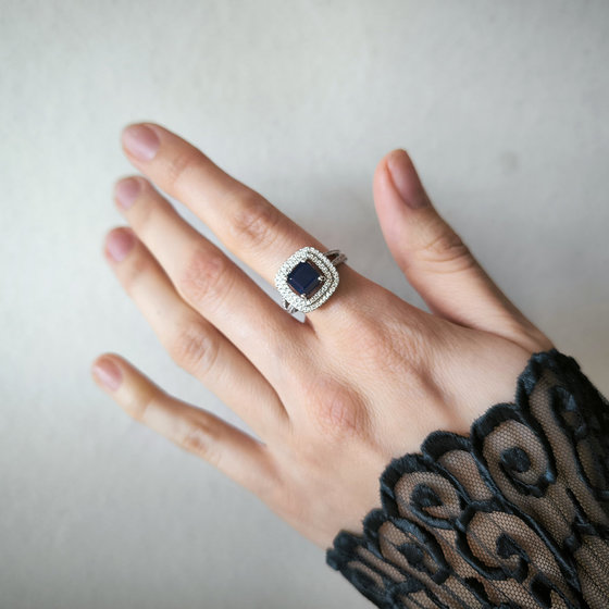 Silver ring with a 3.256ct sapphire and cubic zirconia stones