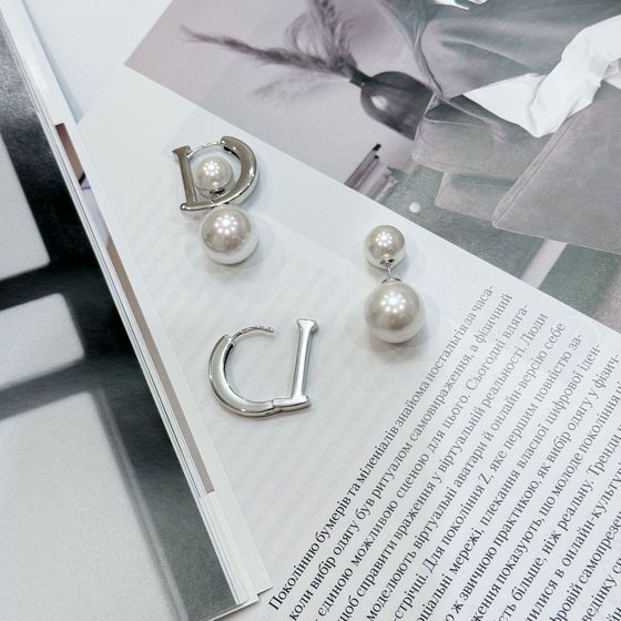 Silver earrings with pearls